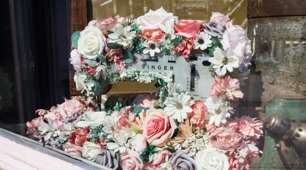 Singer sewing machine decorated with roses