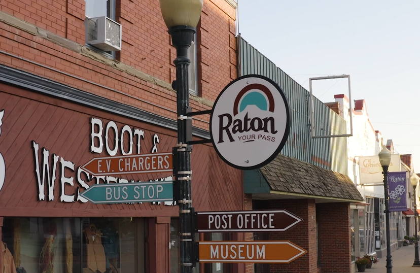 Photo of a Raton, New Mexico street sign.
